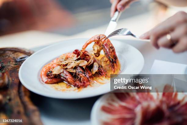 gambas à la plancha (spanish-style grilled shrimps) - comunidad autónoma de cataluña stock-fotos und bilder