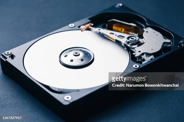 the inside of the hard drive laying on the table - hard drive stockfoto's en -beelden