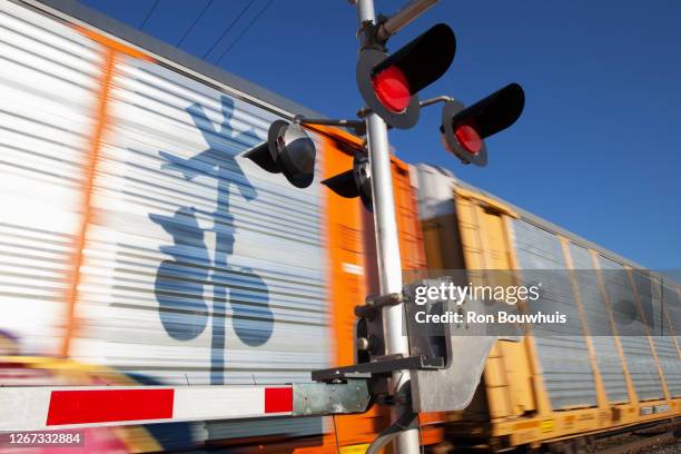railroad crossing signal - bahnübergangsschild stock-fotos und bilder