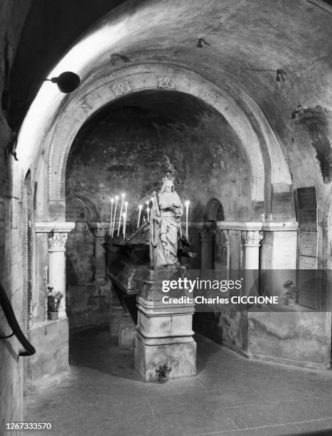 La crypte de l'église Sainte-Radegonde de Poitiers, circa 1970, dans la Vienne, France.