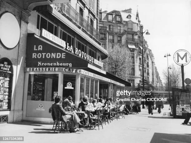 Terrasse du café 'La Rotonde', sur le boulevard du Montparnasse à Paris, circa 1970, France.