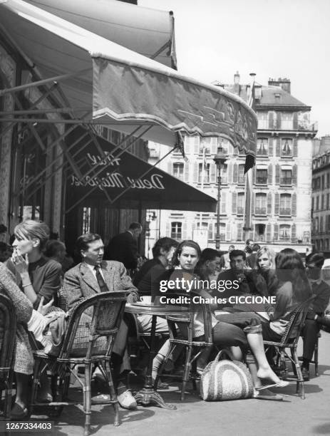 Terrasse de café dans le quartier de Saint-Germain à Paris, circa 1970, France.