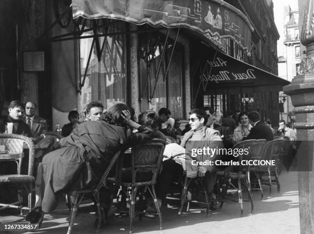 Terrasse du café 'Aux Deux Magots' sur la place Saint-Germain des Prés à Paris, circa 1970, France.