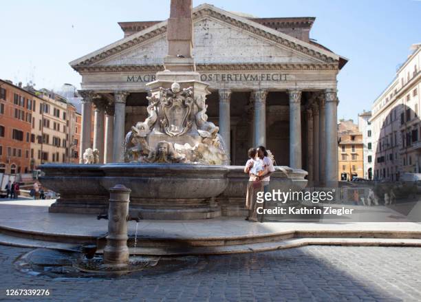 romantic couple kissing in front of pantheon, rome, italy - romantische activiteit stockfoto's en -beelden