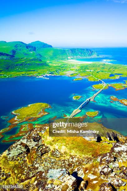 dramatisch berglandschap van de eilanden van lofoten, noorwegen - midnight sun norway stockfoto's en -beelden