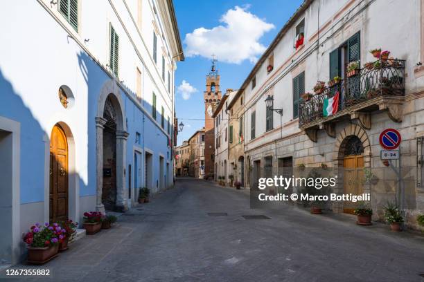 old town of asciano, tuscany, italy - empty street stock pictures, royalty-free photos & images