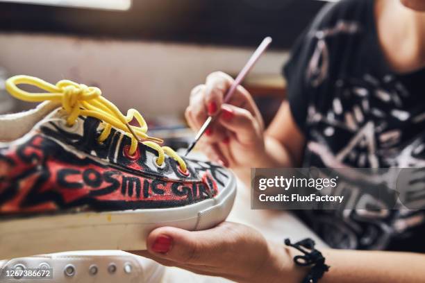 artista donna con scarpe da ginnastica di pittura di pennello - scarpe di tela foto e immagini stock