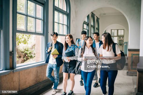 studenten terug naar de universiteit na coronavirus. aziatische studenten wonen lezingen bij - chinese stockfoto's en -beelden