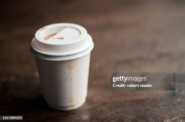 disposable paper takeout coffee cup - takeaway coffee cup stock pictures, royalty-free photos & images