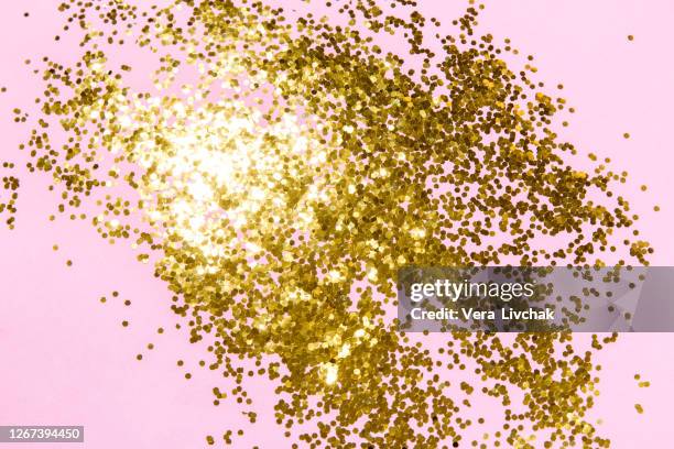 golden sparkles on pink pastel trendy background. festive backdrop for your projects. - beauty cosmetic luxury studio background stock-fotos und bilder