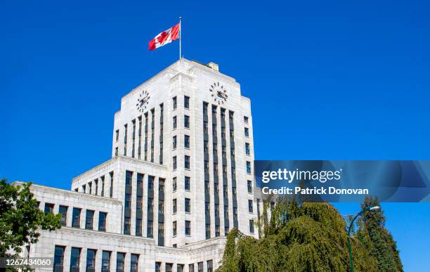 vancouver city hall, british columbia, canada - vancouver city hall fotografías e imágenes de stock