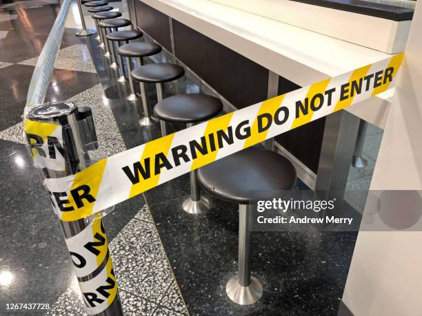 warning do not enter tape around food court seats, social distancing, coronavirus pandemic - police tape australia stock-fotos und bilder