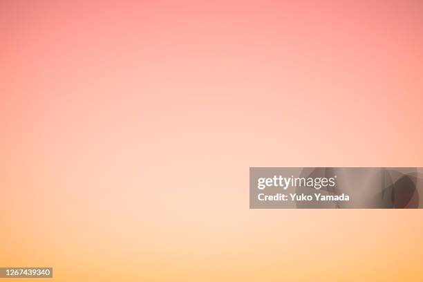 cloud typologies - orange colour gradient morning sky - fond orange fotografías e imágenes de stock