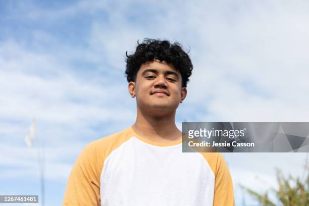 portrait of teenage boy with sky - polinésia - fotografias e filmes do acervo