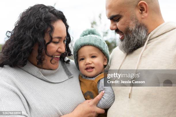 selfie of parents with baby outside - pacific islanders stockfoto's en -beelden