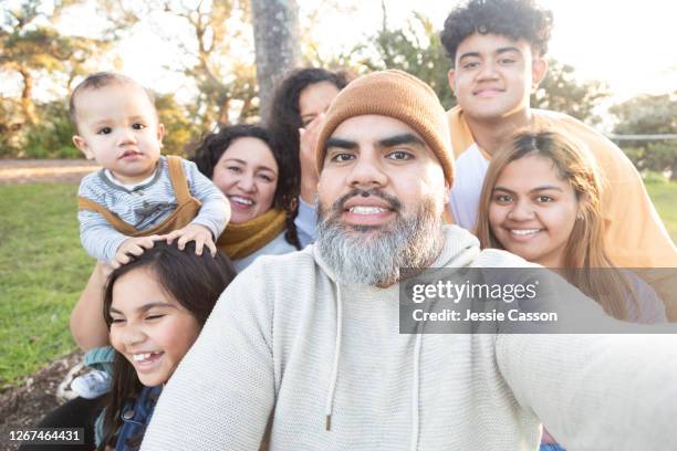 father takes selfie with his family in park in beautiful light - beautiful polynesian women - fotografias e filmes do acervo