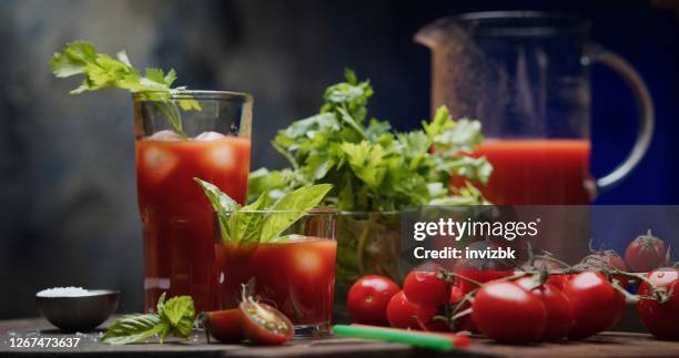 het dienen van tomatensap - tomatensap stockfoto's en -beelden