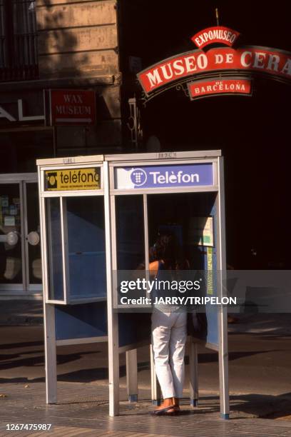 Cabine téléphonique dans une rue de Barcelone, circa 1990, Espagne.