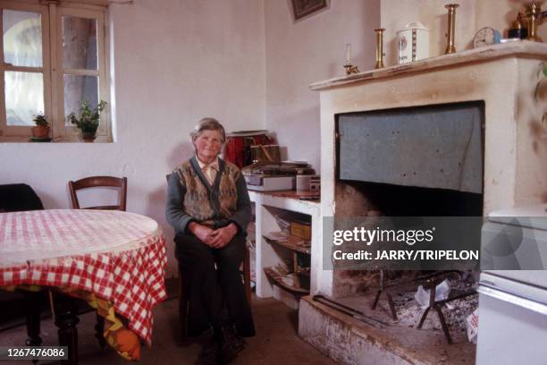 Agricultrice dans sa ferme sur l'île de Ré, circa 1990, en Charente-Maritime, France.