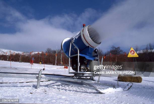 Canon à neige dans la station de Super-Besse, à Besse-et-Saint-Anastaise, circa 1990, dans le Puy-de-Dôme, France.