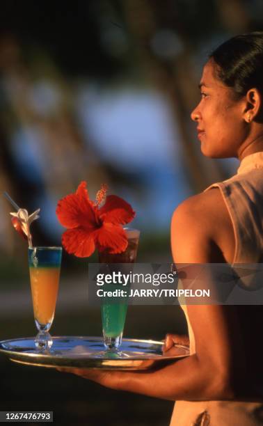 Portrait d'une serveuse de l'hôtel 'Le Saint Géran' sur l'île Maurice, circa 1990.