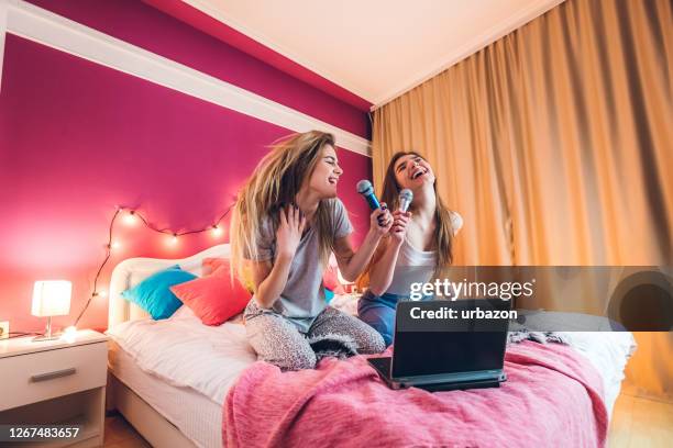 fiesta de pijamas de karaoke femenino - chica bailando en pijama fotografías e imágenes de stock