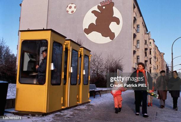 Cabines téléphoniques à Berlin-Est en novembre 1989 en RDA.