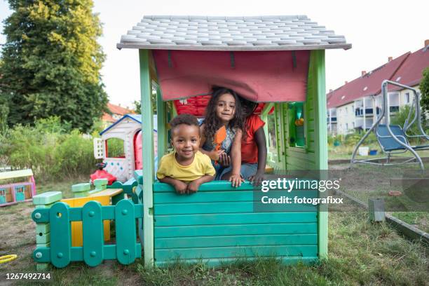 children portrait in a playhouse - casa de brinquedo imagens e fotografias de stock
