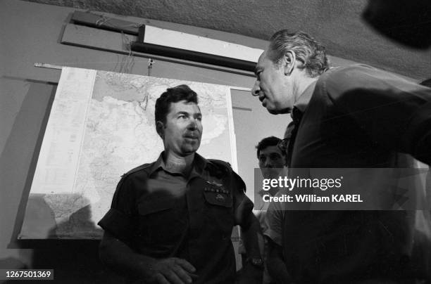 Shimon Peres et le brigadier général Dan Shomron après le raid d'Entebbe qui permit la libération des otages du vol 139 d'Air France détenu en...