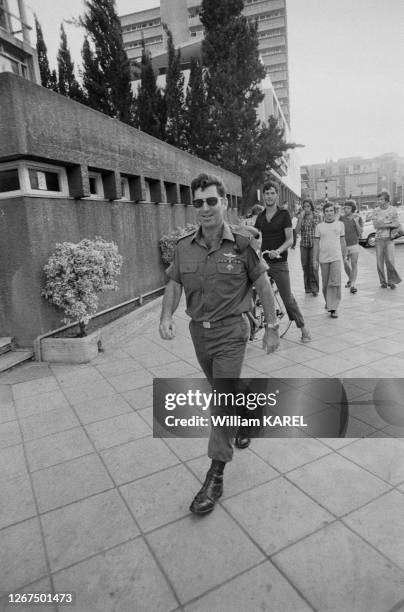 Le brigadier général Dan Shomron donne une conférence de presse après le raid d'Entebbe qui permit la libération des otages du vol 139 d'Air France...