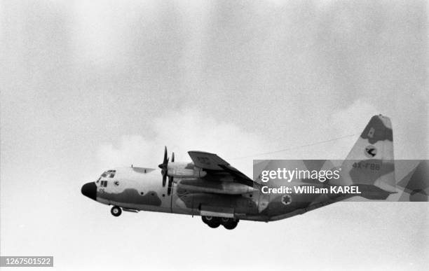 Avion de transport militaire en vol lors du tournage du film 'Opération Thunderbolt' qui retrace la prise d'otages à Entebbe par des terroristes et...