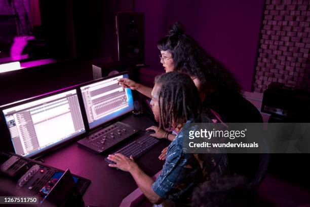 混血女藝術家與非洲裔美國音樂製作人合作,在音樂工作室創作她的歌曲。 - producer 個照片及圖片檔