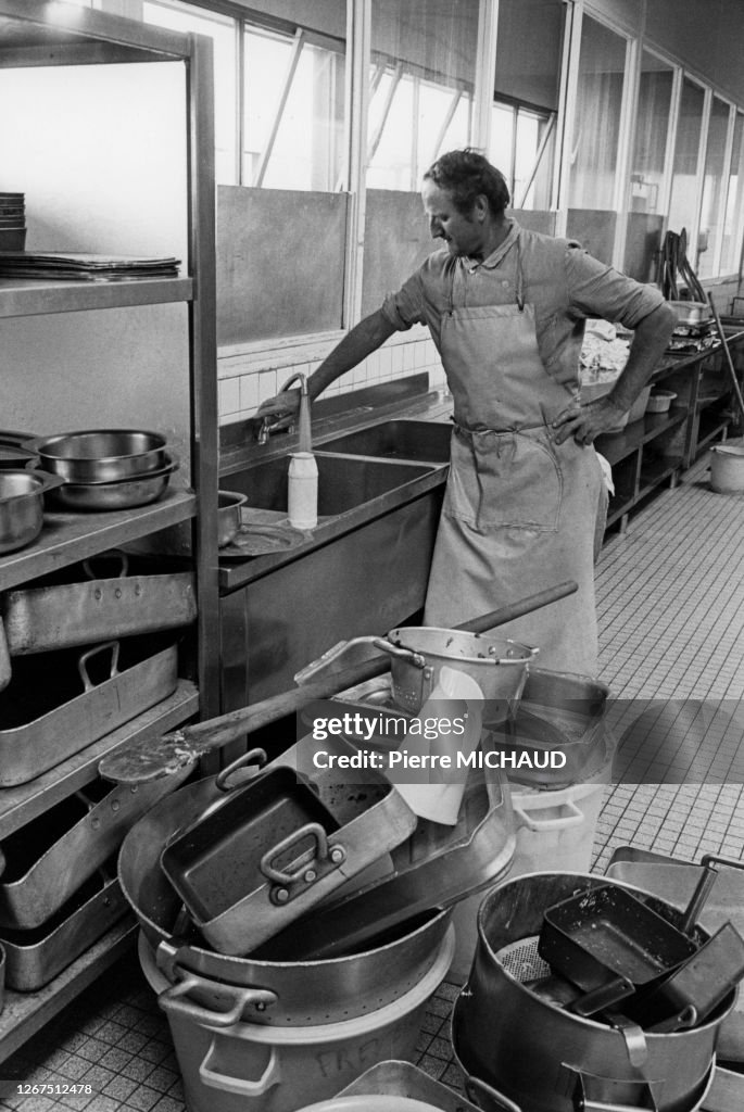 Plongeur dans la cuisine d'un restaurant, en 1983, France. Photo  d'actualité - Getty Images