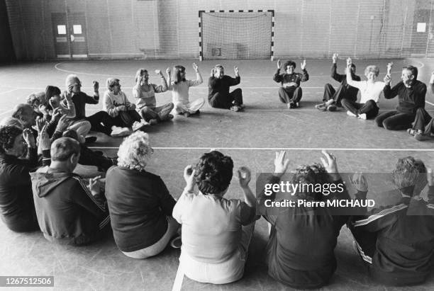 Atelier yoga d'un club du troisième âge dans un gymnase en France, en 1984.