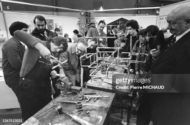 Démonstration d'un plombier lors de la semaine du travail manuel, circa 1980, à Paris, France.