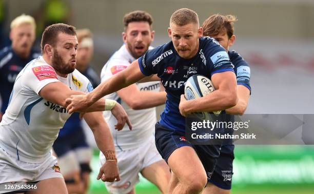 Rob du Preez of Sale Sharks runs past Joe Simmonds of Exeter Chiefs to score their second try during the Gallagher Premiership Rugby match between...