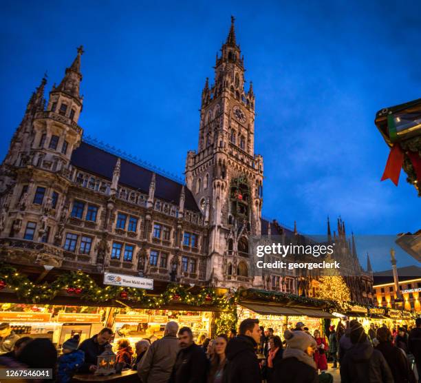 kerstmarkten in marienplatz, münchen - marienplatz stockfoto's en -beelden