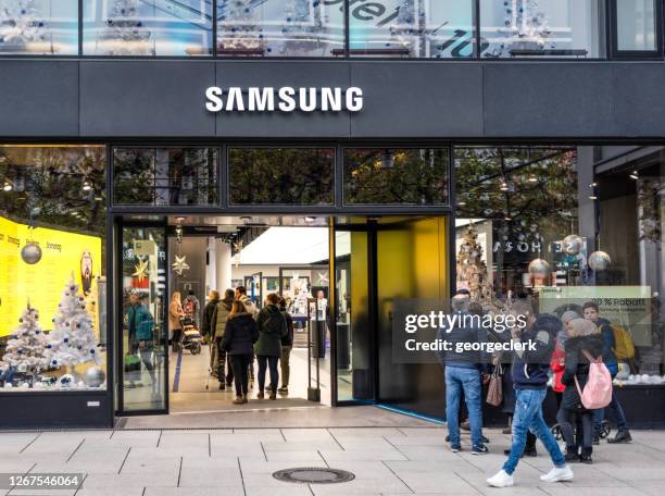 3,879 Samsung Store Stock Photos, High-Res Pictures, and Images - Getty  Images
