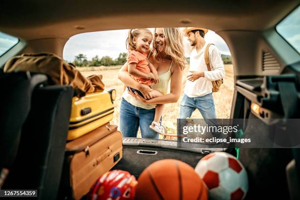 lass uns spielen - happy family in car stock-fotos und bilder