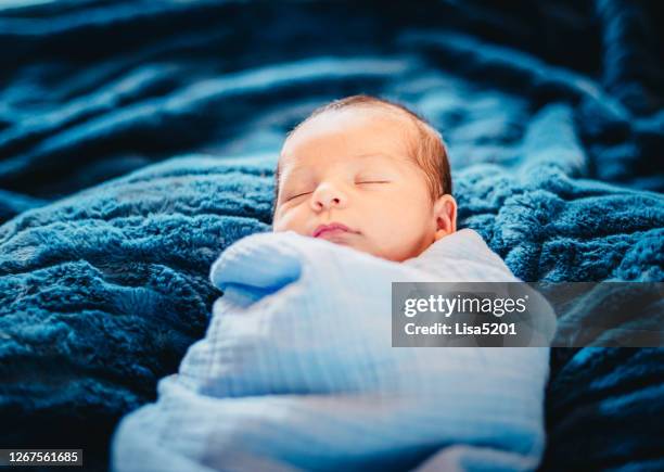 de pasgeboren baby van latinx in blauwe babydeken - babydeken stockfoto's en -beelden