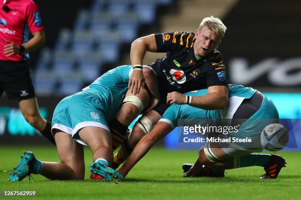 Ben Morris of Wasps loses the ball under pressure from James Scott and Beck Cutting of Worcester during the Gallagher Premiership Rugby match between...