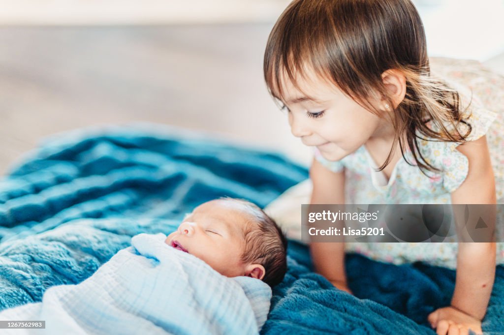 Niño pequeño llega a conocer a su bebé recién nacido hermano