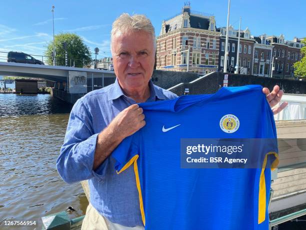 Guus Hiddink showing the jersey of Curacoa after he presented himself as the new technical director and head coach of Curacoa on August 21, 2020 in...