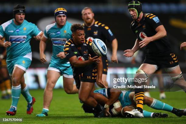 Gabriel Oghre of Wasps feeds the ball to James Gaskell during the Gallagher Premiership Rugby match between Wasps and Worcester Warriors at Ricoh...