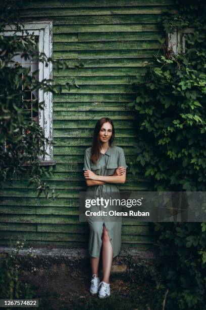 young beautiful woman in a green dress - model building stock-fotos und bilder