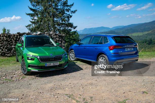 moderne suv-fahrzeuge skoda kamiq auf der straße - suv berg stock-fotos und bilder