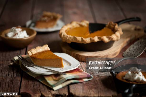 pumpkin pie skillet - pumpkin pie stock pictures, royalty-free photos & images