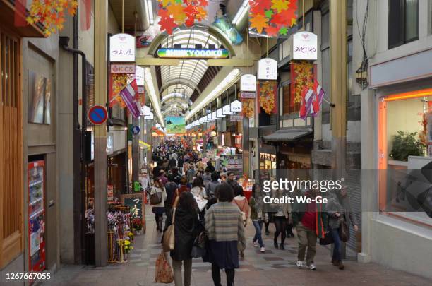 teramachi street shopping en kioto - nishiki market fotografías e imágenes de stock
