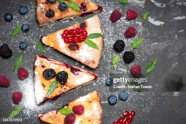 de eigengemaakte zoete gesneden plakken van de suikerstaarttaart van de bessentaart legt de mening van het tafelblad - vlaai stockfoto's en -beelden