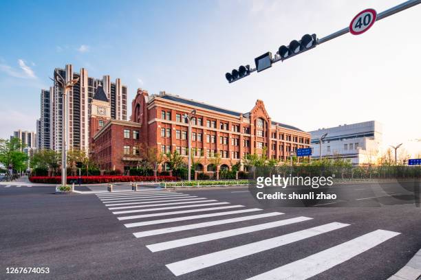 city street at sunset - traffic light empty road stock pictures, royalty-free photos & images
